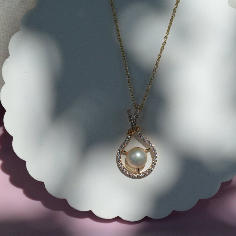 White Pearl Pendant Necklace – 16–18" Gold Chain - Natural Freshwater Pearl
